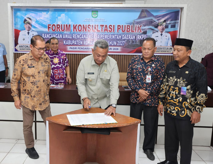 Bupati Rohul Anton menandatangani berita acara kesepakatan usai membuka FKP dalam rangka penyusunan Ranwal RKPD 2027 di aula Kantor Bappeda Rohul, Kamis (26/2/2026). 