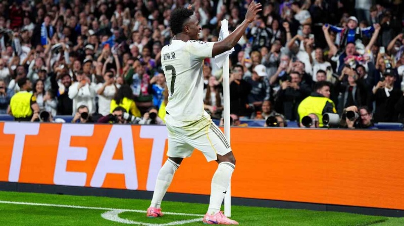 Winger Vinicius J&uacute;nior merayakan gol kedua Real Madrid saat mengalahkan Benfica 2-1 pada leg kedua play-off Liga Champions di Santiago Bernabeu, Madrid.