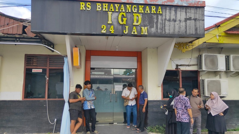 Susana di depan RS Bhayangkara Polda Riau tempat mahasiswi UIN Suska Riau yang jadi korban pembacokan di kampus tengah dirawat, Kamis (26/2/2026). 