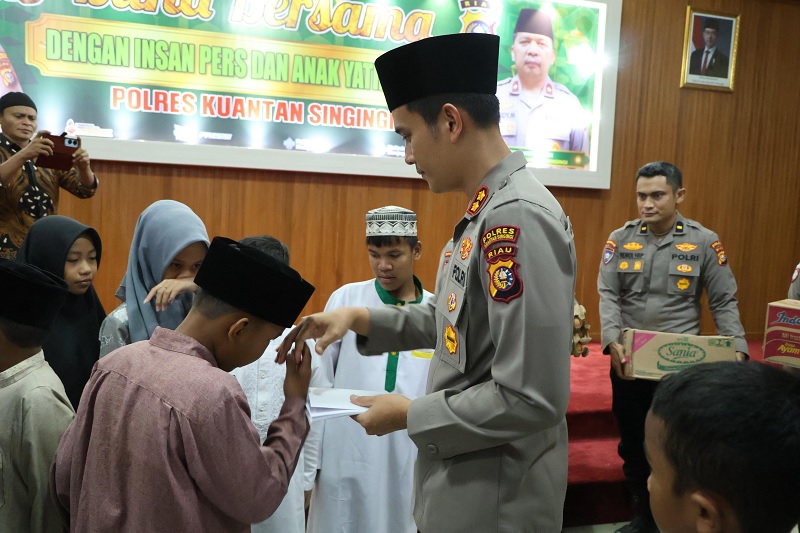 Kapolres Kuansing AKBP Hidayat Perdana SH SIK MH memberikan santunan pada anak-anak Panti Asuhan Baihaqi Desa Beringin Taluk, Kecamatan Kuantan Tengah saat buka puasa bersama dengan awak media.