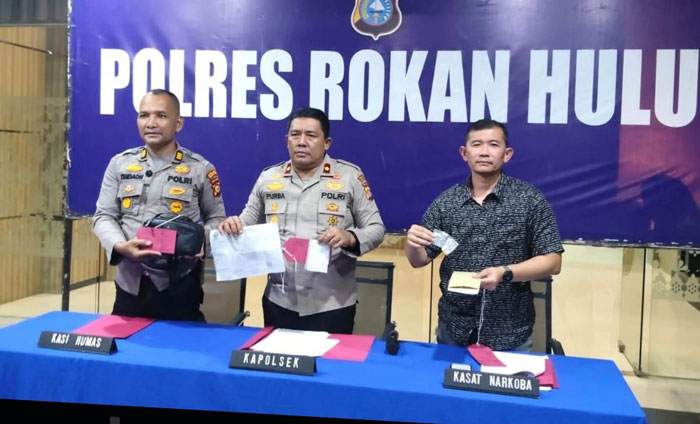 Kapolsek Ujung Batu Kompol Yusup Purba, Kasatres Narkoba Polres Rohul Iptu Dendy Gusrianto SH MH (kanan) dan Kasi Humas AKP Yohanes Tindaon gelar press release penetapan MTRS sebagai tersangka. 