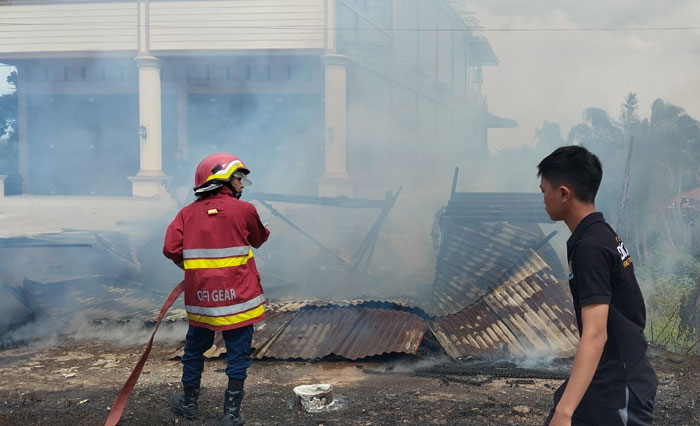 Kebakaran melanda sebuah bengkel las milik pak Yono di pinggiran ruas jalan Teluk Kuantan - Rengat, Desa Beringin Taluk Kecamatan Kuantan Tengah, Kamis (26/2/2026).