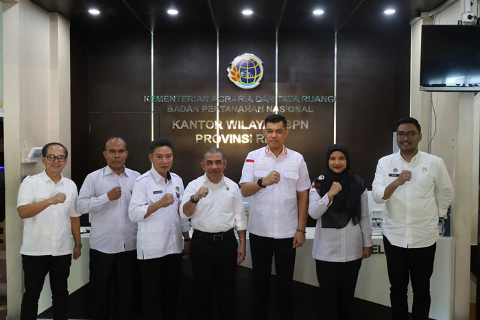 Rombongan Kanwil Kemenkum Riau saat melakukan pertemuan dengan Pimpinan Kanwil BPN Riau pada Kamis (25/2/2026).