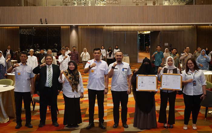 Kepala Kanwil Kemenkum Riau Rudy Hendra Pakpahan (tengah paling depan) berfoto bersama nara sumber dan peserta sosialisasi Perlindungan Merek Kolektif pada Rabu (25/2/2026).