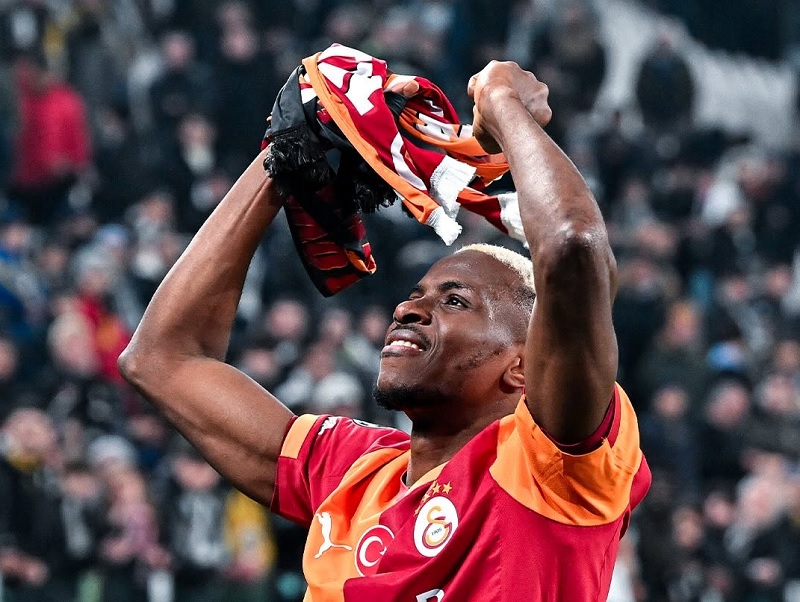 Victor Omsihen mencetak gol di perpanjangan waktu untuk menyingkirkan Juventus di babak perpanjangan waktu play-off Liga Champions untuk lolos ke 16 besar.