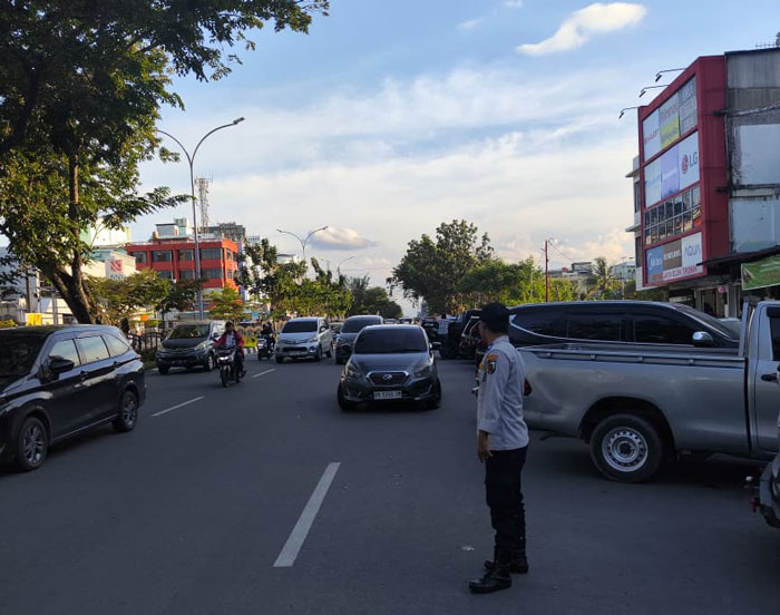 Petugas Dinas Perhubungan (Dishub) Pekanbaru menertibkan dan melakukan pengawasan kendaraan di kawasan Pasar Buah, Jalan Jenderal Sudirman, Kamis (26/2/2026).
