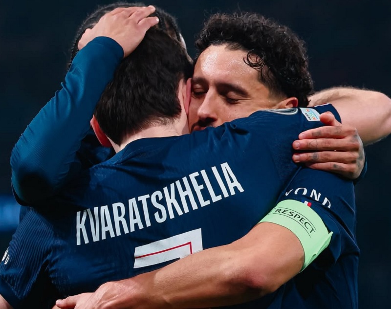 Kvaratskhelia dan kapten PSG Marquinhos melakukan selebrasi usai membobol gawang AS Monaco pada leg kedua play-off Liga Champions di Parc des Princes yang berakhir imbang 2-2.