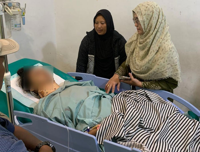 Rektor UIN Suska Riau, Prof. Leny Nofianti menjenguk korban penganiayaan Farradila Ayu Pramesti di RSUD Arifin Achmad, Kamis (26/2/2026).
