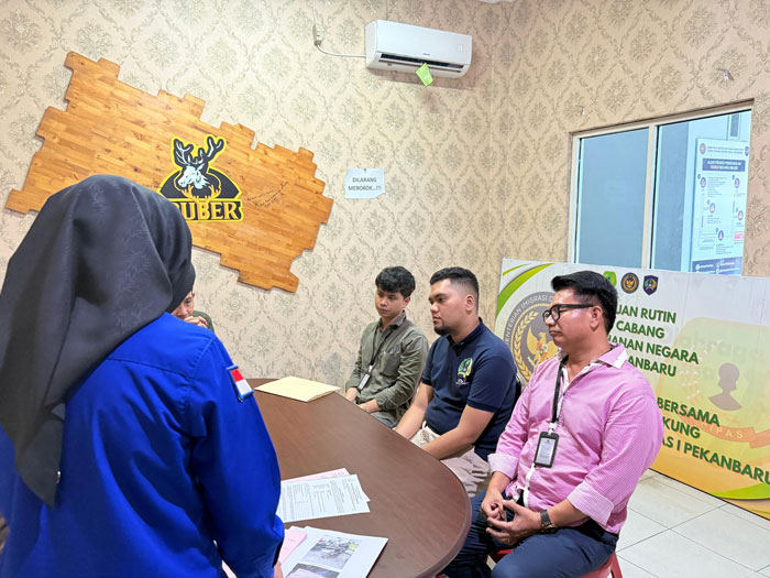 Proses Tahap II Perkara dugaan perintangan penyidikan kasus SPPD fiktif dan kegiatan makan minum di Sekretariat DPRD Kota Pekanbaru di Rutan pada Kamis (26/2/2026).