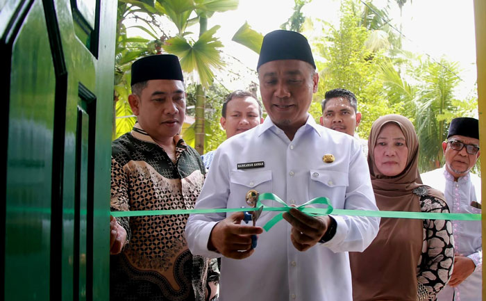 Wawako Pekanbaru, Markarius Anwar, menyalurkan bantuan Rumah Layak Huni (RLH) kepada warga Kelurahan Bencah Lesung. 