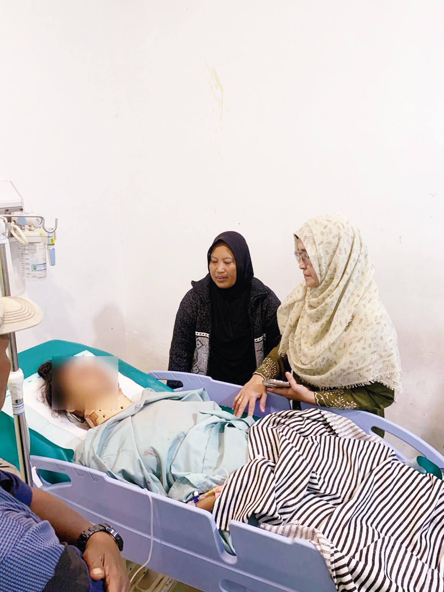  Rektor UIN Suska Riau Prof Leny Nofianti (kanan) saat menjenguk korban Farradila Ayu Pramesti di RSUD Arifin Achmad, Pekanbaru, Kamis (26/2/2026).