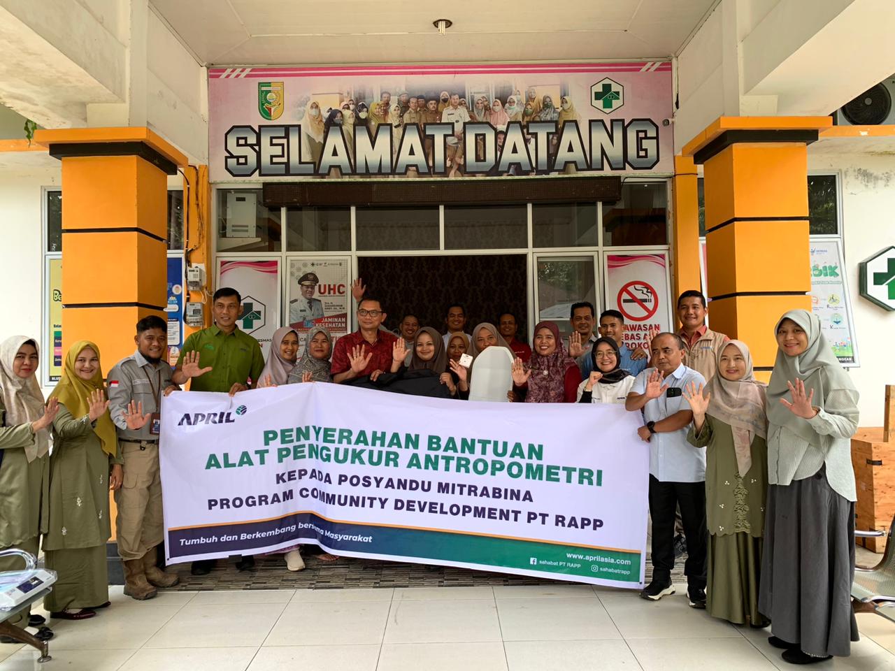 Penyerahan bantuan alat pengukur antropometri kepada posyandu mitrabina Program Community Development PT RAPP di Kecamatan Pangean, Kabupaten Kuantan Singingi.