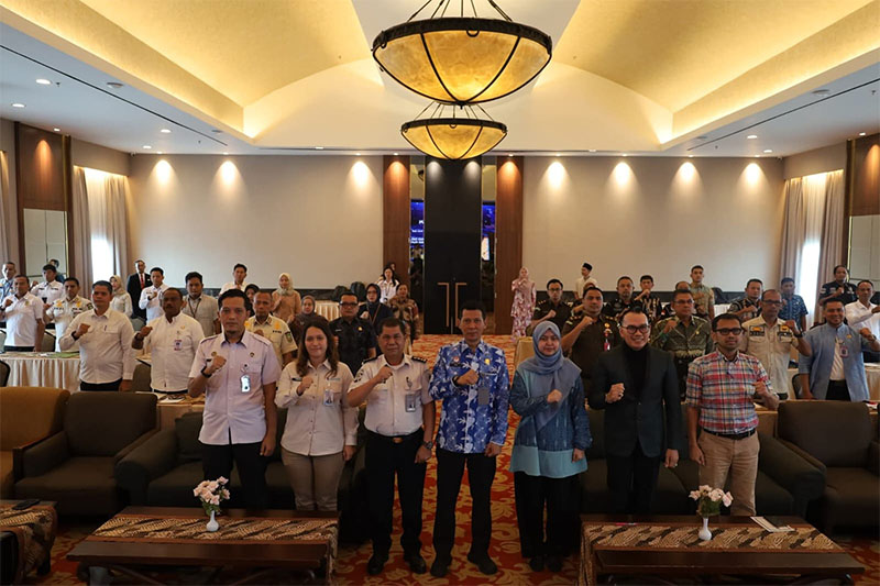 Kepala Divisi Pelayanan Hukum Kanwil Kemenkum Riau Febri Mujiono (batik biru) foto bersama peserta sosialisasi Layanan Administrasi Hukum Umum di salah satu hotel di Pekanbaru, Kamis (26/2/2026).