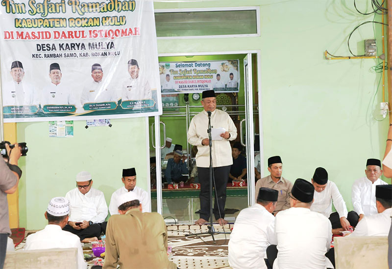 Bupati Anton memberikan arahan saat Safari Ramadan di Masjid Darul Istiqomah Desa Karya Mulya, Kecamatan Rambah Samo, Jumat (27/2/2026) petang. 