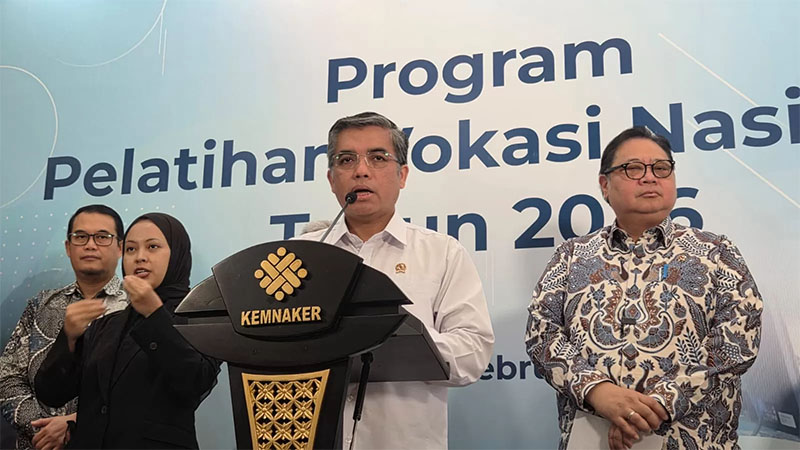 Menteri Ketenagakerjaan Yassierli saat konferensi pers Program Pelatihan Vokasi Nasional di Jakarta, Jumat (27/2).  