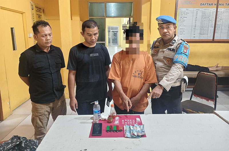 Jajaran Polsek Tapung Hilir meringkus SR diduga pengedar narkoba, di Desa Plambayan, Kecamatan Tapung Hilir, Kamis (26/2/2026).