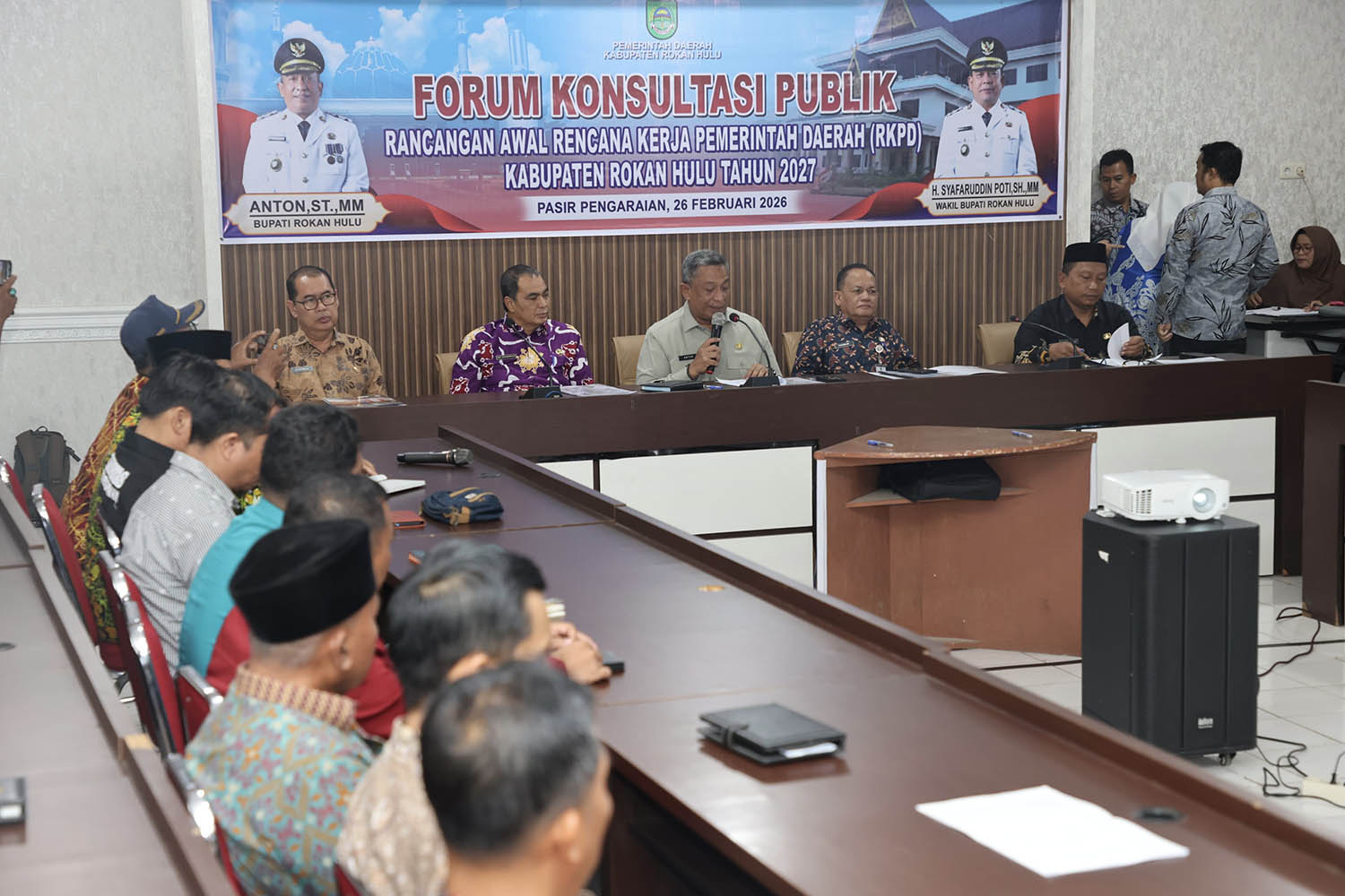 upati Rohul Anton memberikan arahan sekaligus membuka FKP Ranwal RKPD Tahun 2027 di aula Kantor Bappeda Rohul, Kamis (26/2/2026). 
