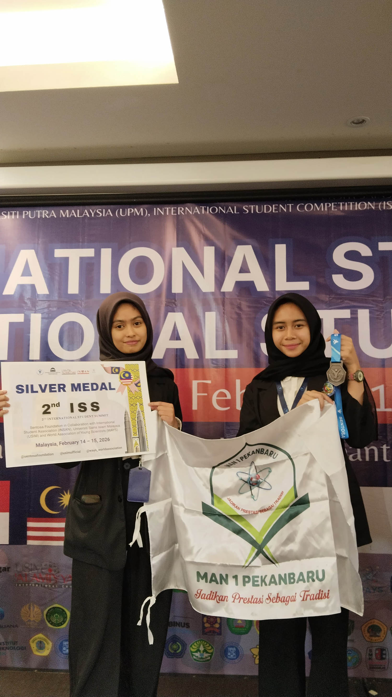 Siswa MAN 1 Pekanbaru Vayolla Aurelia Delma dan Niswah Kamila Shaumi meraih penghargaan Internasional Student Summit 2026, belum lama ini.