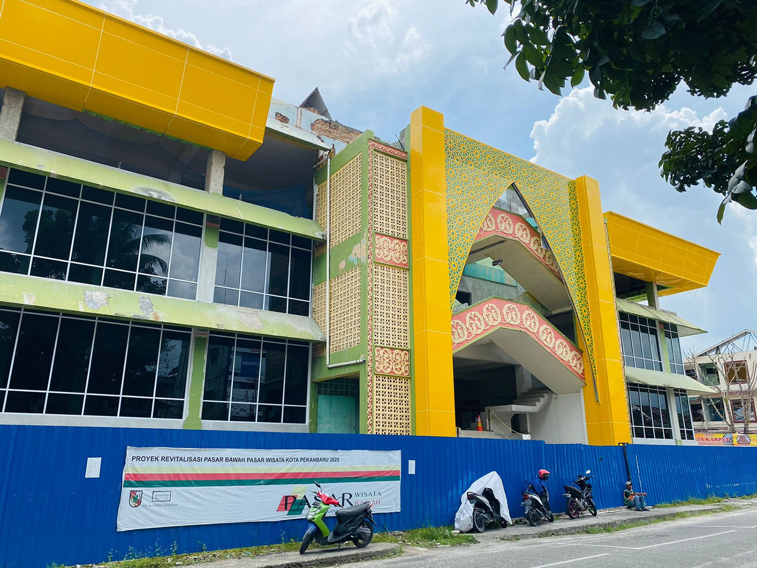 Pembangunan revitalisasi Pasar Bawah masih belum selesai hingga menjelang Hari Raya Idulfitri 1447 Hijriah, Selasa (24/2/2026).&nbsp;