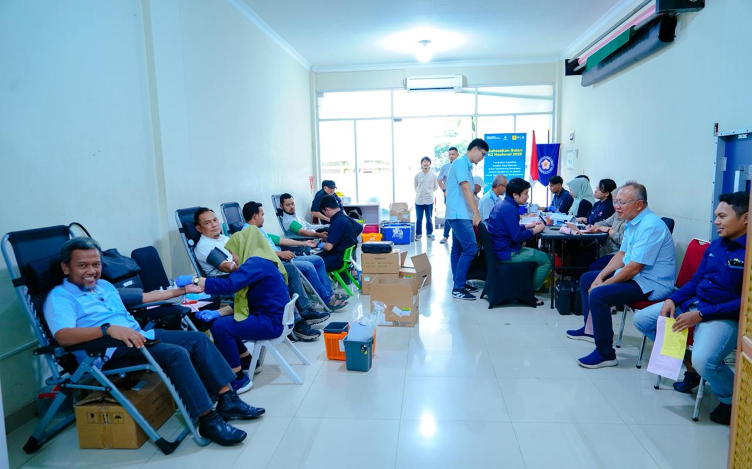 Suasana pelaksanaan aksi donor darah yang digelar PLN UIP Sumbagteng bekerja sama dengan PMI Kota Pekanbaru di kantor PLN UIP Sumbagteng.
