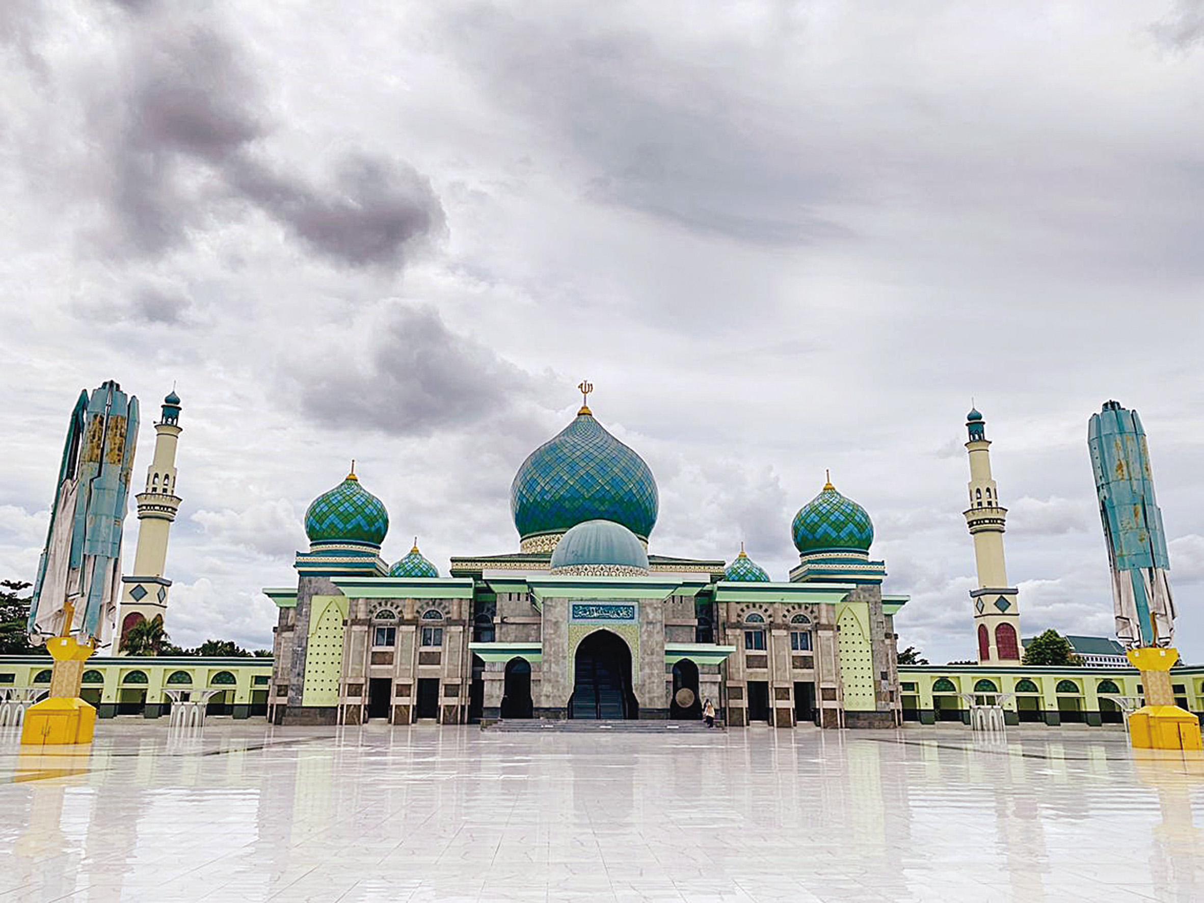 Masjid Raya An-Nur Provinsi Riau tampak berdiri megah di pusat Kota Pekanbaru. Di  masjid ini, digelar rangkaian kegiatan keagamaan selama bulan Ramadan.