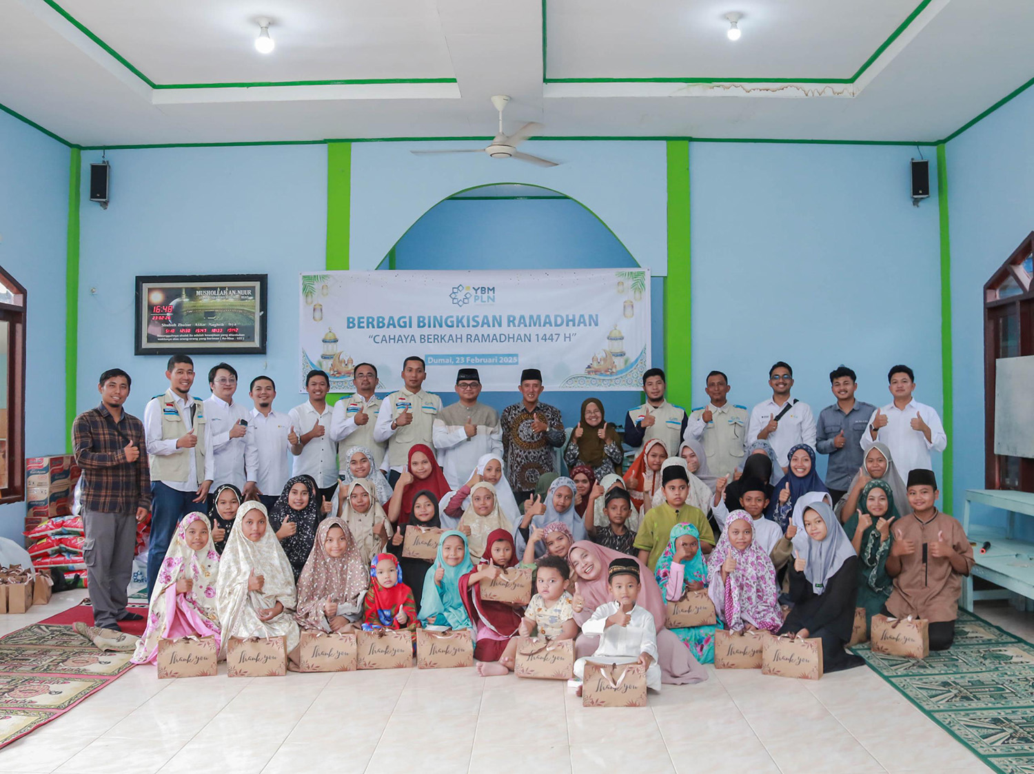 Masyarakat Kota Dumai penerima manfaat foto bersama dengan YBM PLN UIP SBT. 
