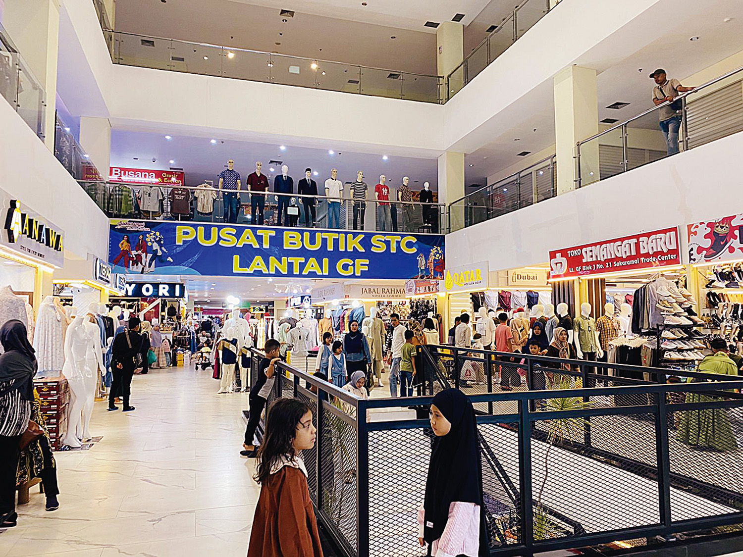 Pusat perbelanjaan Sukaramai Trade Center Pekanbaru terlihat ramai dikunjungi pembeli yang mencari pakaian untuk Idulfitri 1447 H, Kamis (26/2/2026).