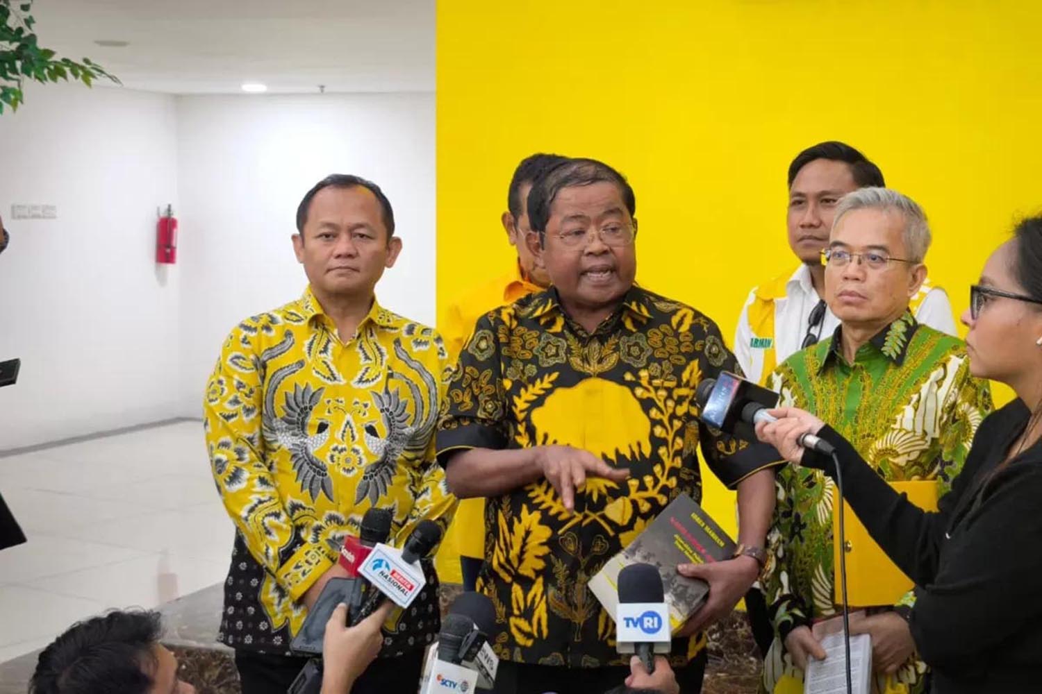 Wakil Ketua Umum Partai Golkar Idrus Marham didampingi Sekjen Partai Golkar Sarmuji (kiri) saat memberikan keterangan pers kepada wartawan di Kantor DPP Partai Golkar, Jakarta, belum lama ini. 