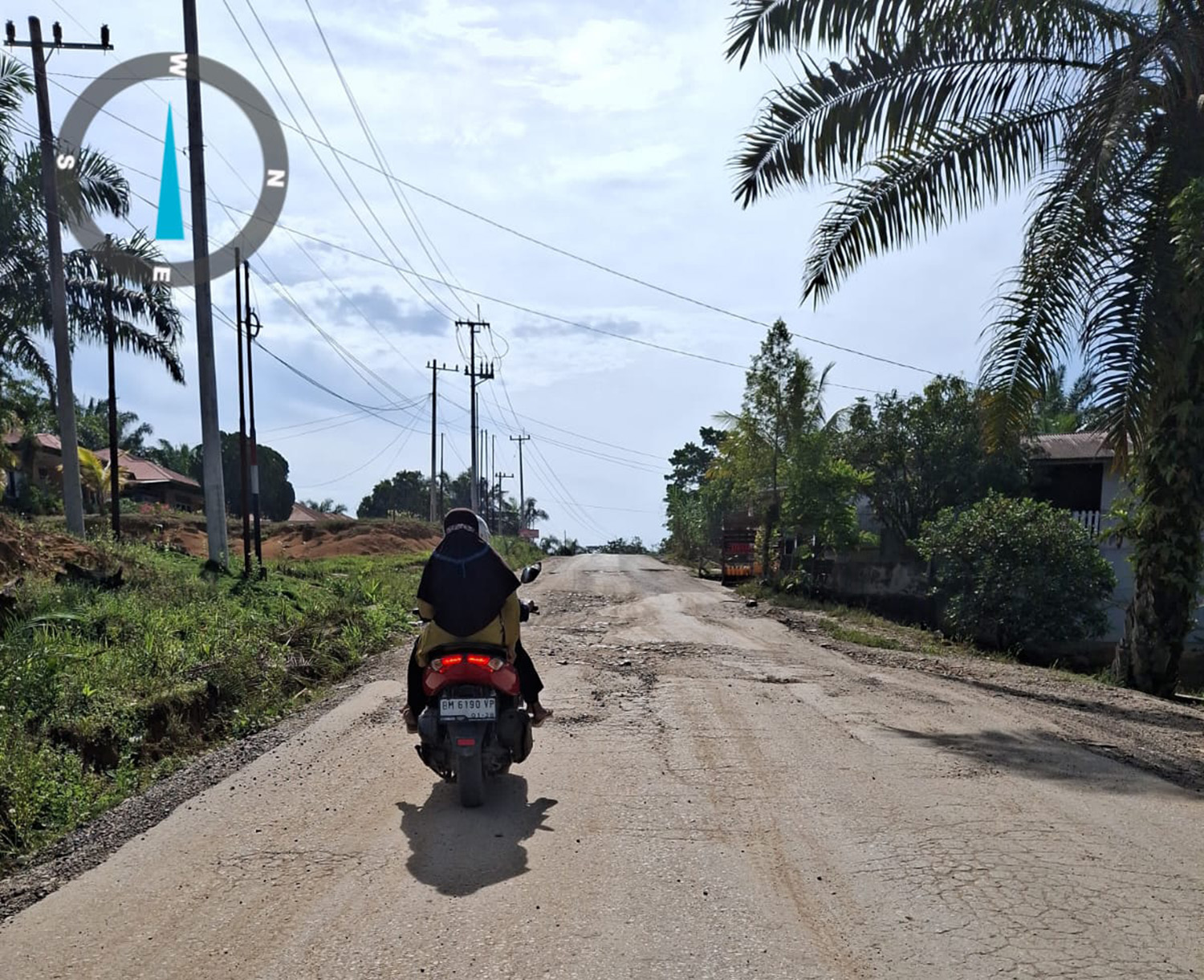 Pengendara sepeda motor saat melintas di Jalan Lintas Tengah Kecamatan Kelayang, Inhu, Kamis (26/2/2026). Jalan Lintas Tengah mengalami kerusakan dan belum ada tanda-tanda akan diperbaiki. 