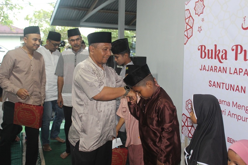 Kalapas Kelas IIA Bengkalis, Priyo Tri Laksono menyerahkan santunan kepada anak yatim piatu sekaligus buka puasa bersama di Rumah Dinas Kalapas pada,Kamis (26/2/2026) malam.
