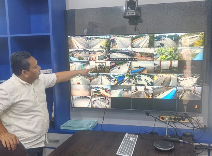 Kabid Pelayaran Dishub Bengkalis Edi Kurniawan memantau arus kendaraan melalui CCTV di ruang kerjanya, Rabu (25/2/2026).