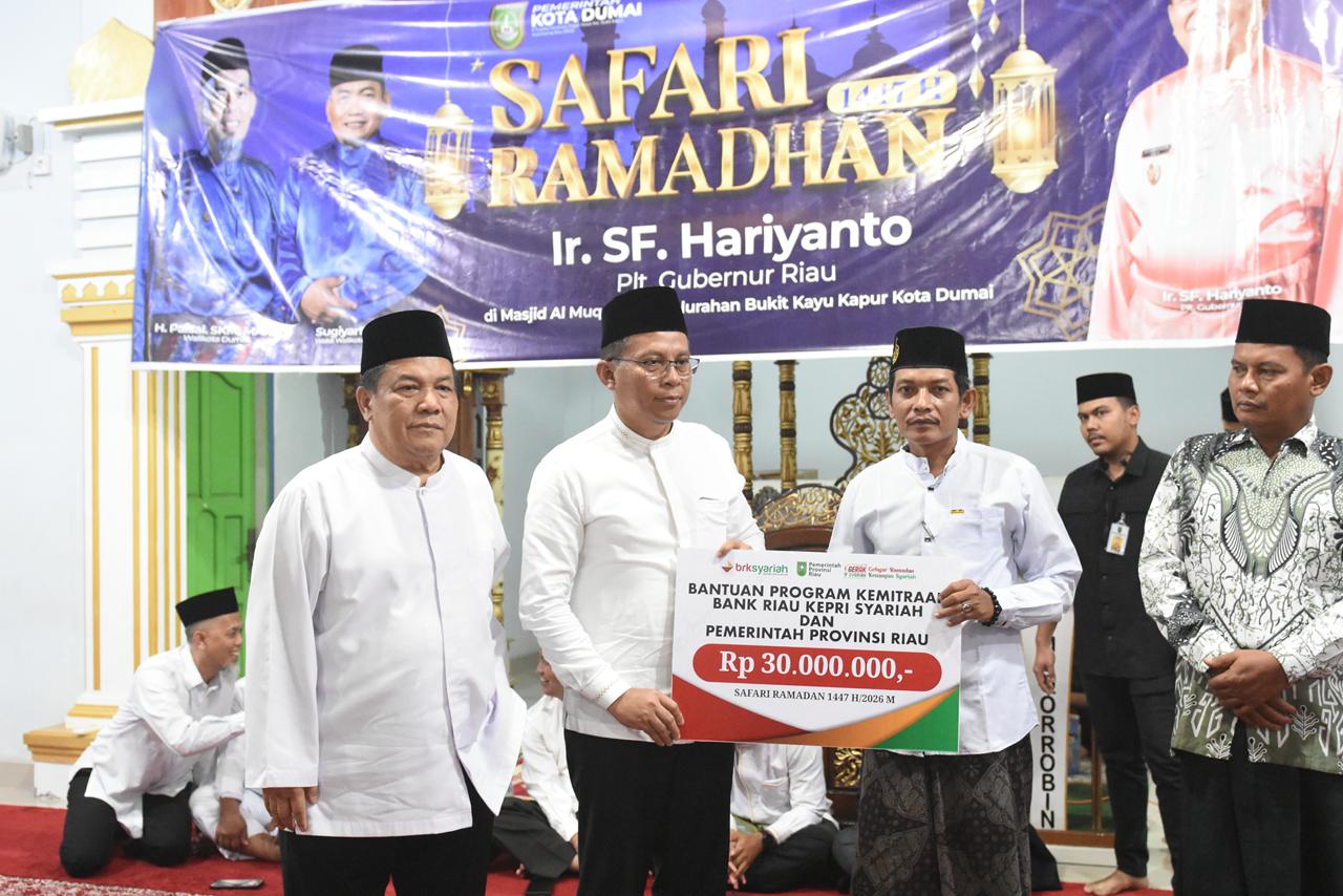 Pemprov Riau juga menyerahkan Bantuan BRK syariah sebagai Program Kemitraan kepada Masjid Al Muqorrobin Kelurahan Bukit Kayu Kapur, Kota Dumai.