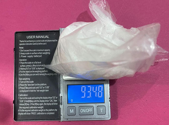 Satres Narkoba Polres Bengkalis mengamankan barang bukti narkotika jenis sabu seberat 93,48 gram bersama pelanya di Mapolres Bengkalis, Jumat (27/2/2026).