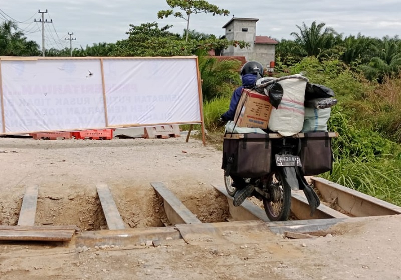 Ruas jalan menuju Jembatan Sungai Sinambek sudah ditutup total oleh Dishub Kuansing. tetapi Jumat (27/2/2026) masih ada juga sepeda motor yang nekat melintas. 