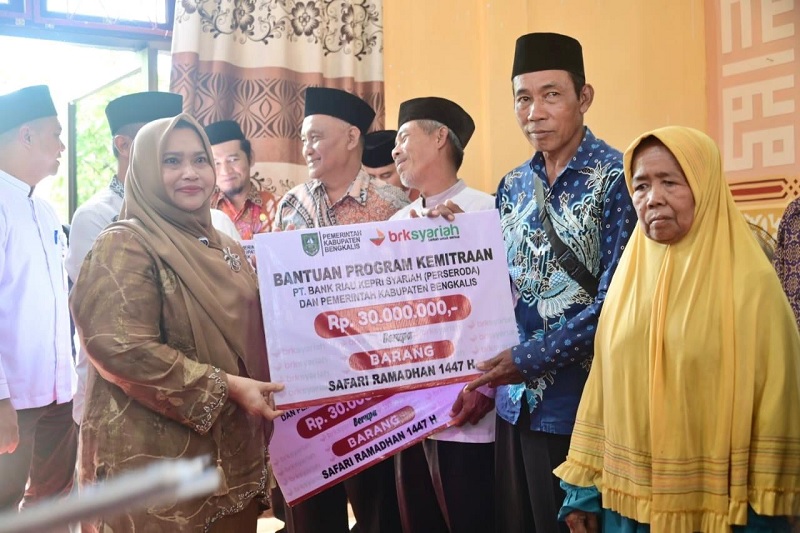Bupati Bengkalis Kasmarni menyerahkan bantuan program kemitraan Safari Ramadan 1447 H bersama BRK Syariah dan Baznas Bengkalis kepada masyarakat di Kecamatan Bantan, Kamis (26/2/2026),