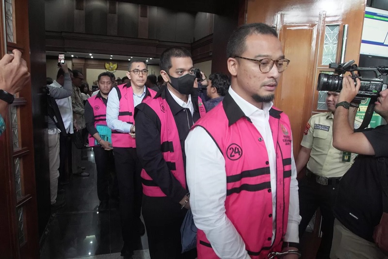 Terdakwa Muhamad Kerry Adrianto Riza (tengah), Dirut PT Pertamina International Shipping Yoki Firnandi (kiri), dan Dirut PT Orbit Terminal Merak Gading Ramadhan Joedo.