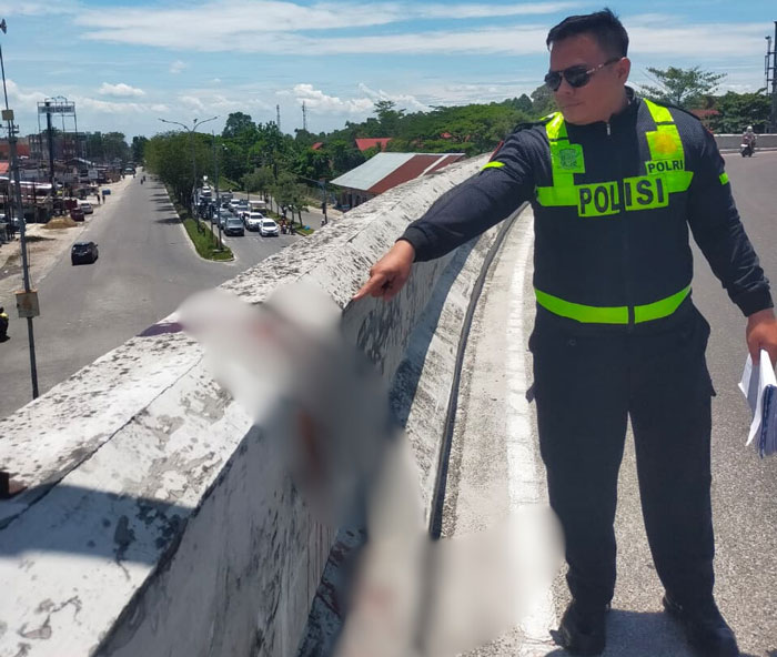 Petugas melakukan olah TKP di lokasi kejadian, di flyover Pasar Pagi Arengka, Pekanbaru, Jumat (27/2/2026).
