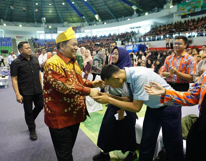 Plt Gubri SF Hariyanto menyalami para siswa dalam kegiatan di gor remaja, Kamis (26/2/2026).  