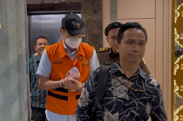 Tersangka S digiring keluar gedung Kejati Riau untuk dilakukan penahanan di Rutan Kelas I Pekanbaru. 