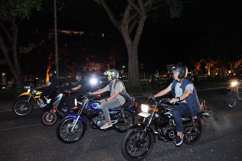 Wako Pekanbaru Agung Nugroho saat melakukan pengecekan keamanan Kota Pekanbaru menggunakan sepeda motor, baru-baru ini. 