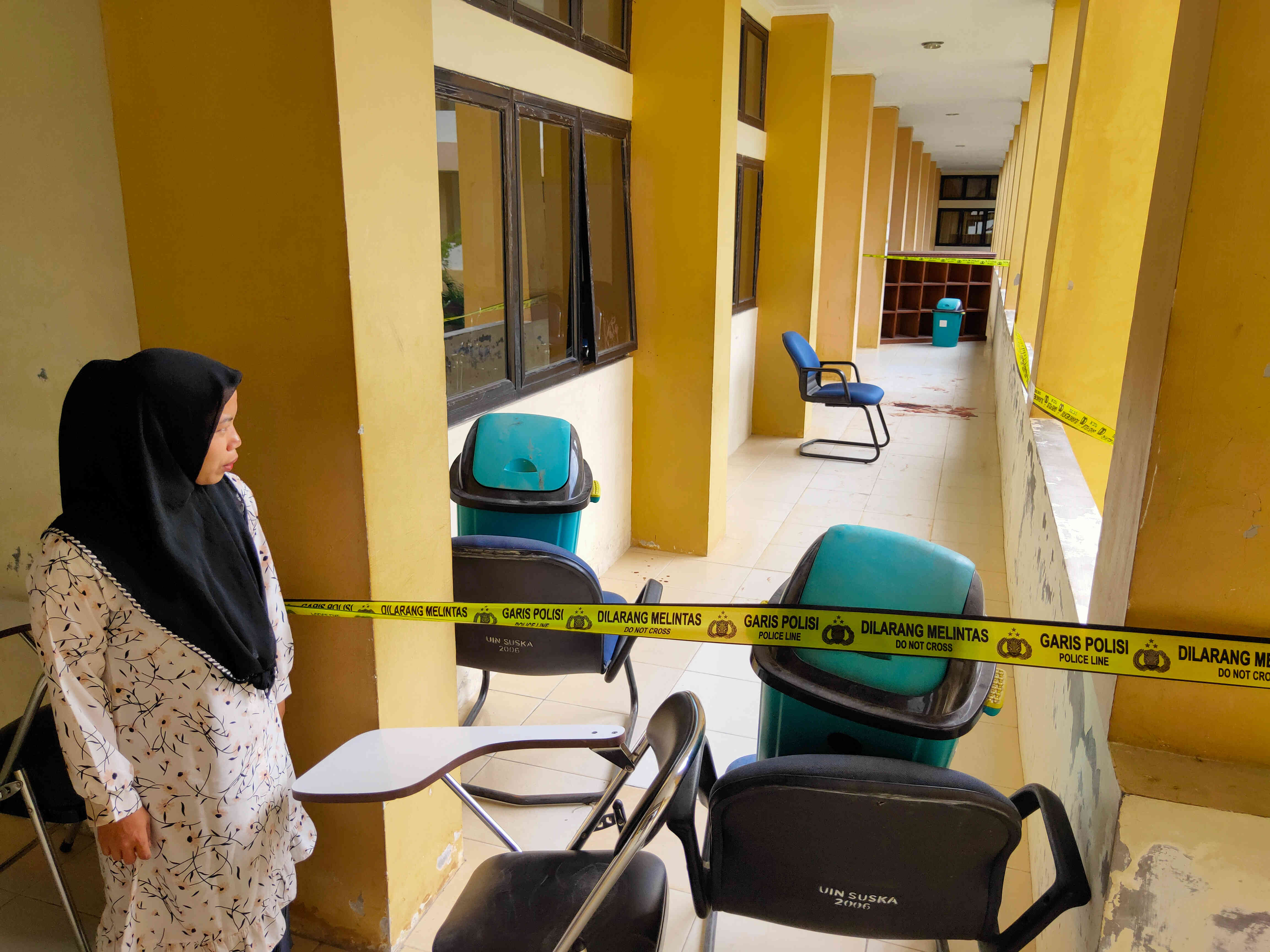 Lokasi kejadian pembacokan di Kampus UIN Suska diberi garis polisi, Jumat (27/2/2026).