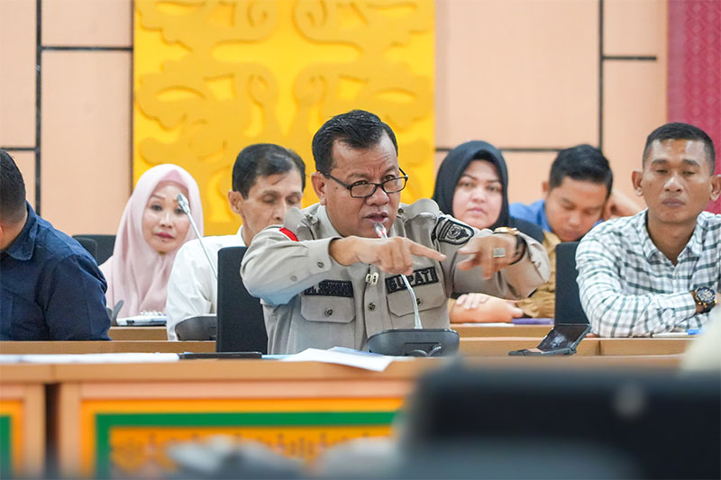 Bupati Kuansing Dr H Suhardiman Amby MM saat melakukan audiensi dengan DPRD Riau, Sabtu (28/2/2026) di gedung DPRD Riau
