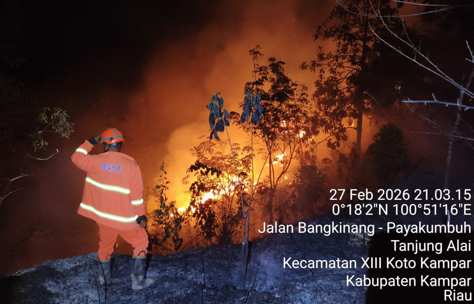 Tim TRC BPBD Kabupaten Kampar memadamkan api yang membakar lahan di Desa Pulau Godang, Kecamatan XIII Koto Kampar, Kabupaten Kampar, Jumat (27/2/2026) malam.