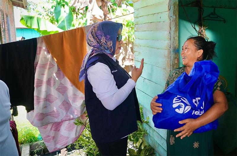 Penyaluran bantuan sembako kepada warga Kelurahan Sri Meranti Kecamatan Rumbai, Pekanbaru, 28/2/2026.