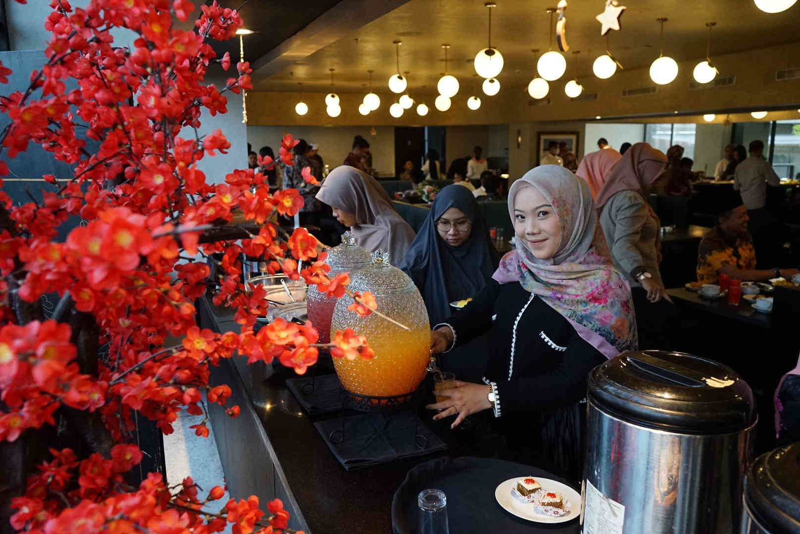 Pengunjung menikmati menu makanan berbuka puasa yang dihidangkan oleh Hotel Bono Pekanbaru, Jumat (27/2/2026).