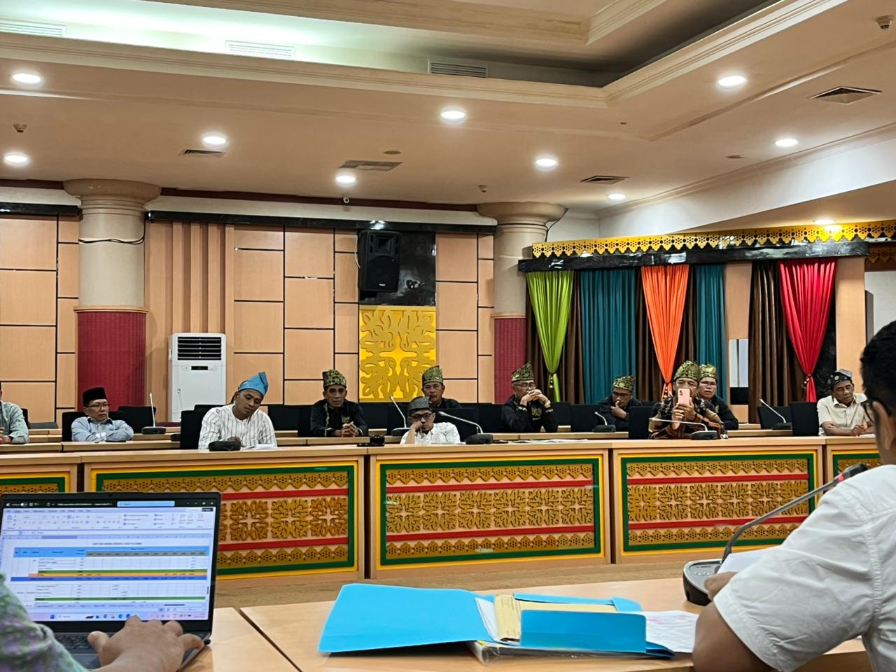 Perwakilan masyarakat Desa Pagaran Tapah, Rohul, saat mengikuti rapat dengar pendapat dengan DPRD Riau, Kamis (26/2/2026).
