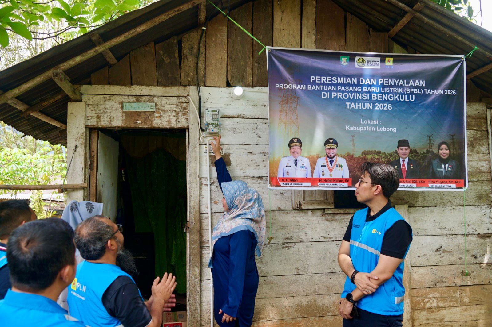 Simbolis penyalaan listrik di rumah penerima manfaat program BPBL Kabupaten Lebong, Bengkulu oleh Kepala Dinas ESDM Provinsi Bengkulu, Rico Yulyana, Sabtu (7/2/2026).