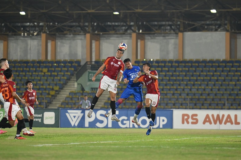 Pemain PSPS Pekanbaru (jersey biru) duel di udara dengan dau pemaon Garudayaksa dalamn lanjutan laga Championship di Stadion Kaharuddin Nasution Rumbai Pekanbaru, Sabtu (28/2/2026) malam. 