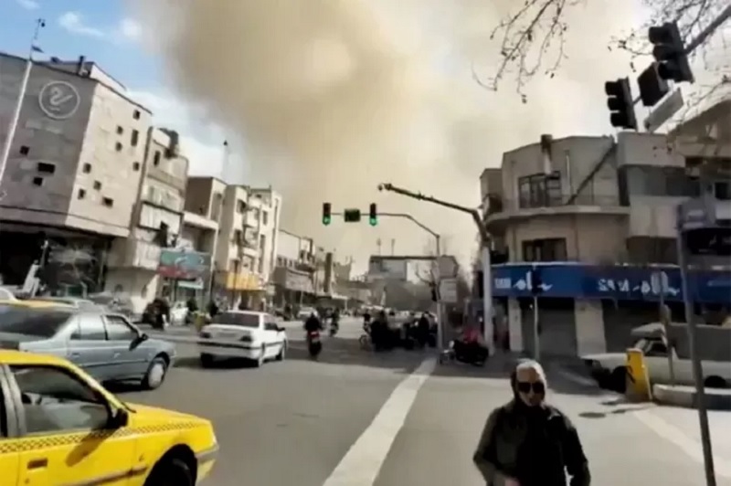Asap mengepul di Teheran setelah ledakan yang ditimbulkan serangan Israel dan Amerika Serikat terhadap Iran, dalam cuplikan video media sosial yang dirilis 28 Februari 2026.  