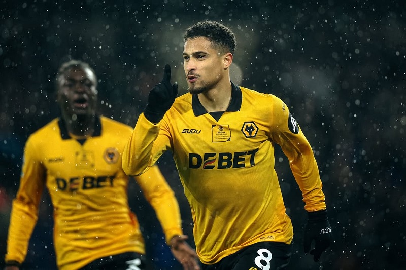 Gelandang Joao Gomes mencetak gol pembuka Wolves saat mengalahkan Aston Villa dalam lanjutan LIga Premier di Molineax Stadium, Sabtu (29/2/2026) dini hari WIB.  